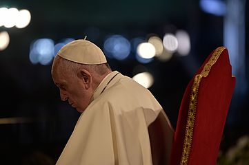 Papst Franziskus beim Kreuzweg an Karfreitag, 19. April, vor dem Kolosseum in Rom