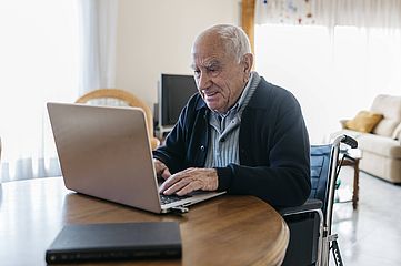 Egal ob digital oder analog: in der Coronakrise dürfen Senioren nicht die Verbindung zu den Mitmenschen verlieren.