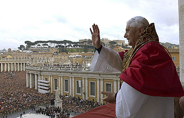 Kardinal Joseph Ratzinger zeigt sich nach seiner Wahl zum Papst Benedikt XVI. auf dem Balkon der Loggia des Petersdoms der wartenden Menschenmenge auf dem Petersplatz.