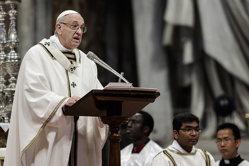 Archivbild: Papst Franziskus bei der Feier der Osternacht im Petersdom 2018