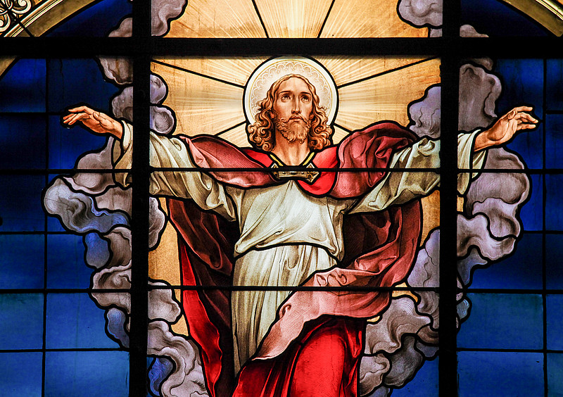 Glasfenster mit Darstellung von der Himmelsfahrt Christi
