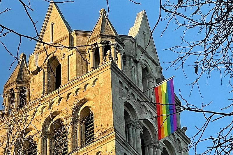 Auf dem Dach von St. Maximilian wurde eine Regenbogenflagge gehisst.