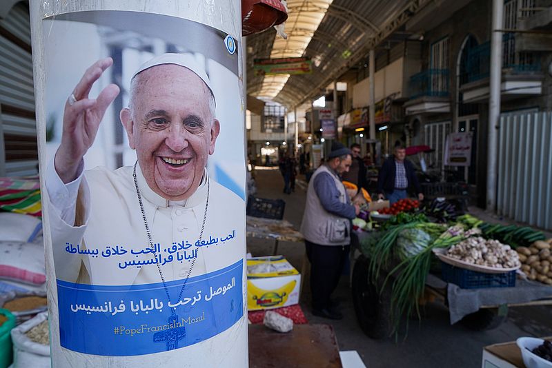 Papstplakat auf einem Markt in Mossul