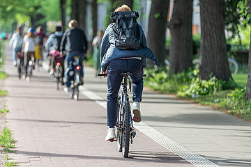 Menschen auf Fahrrädern der Rückseite