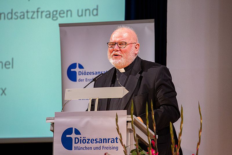 Kardinal Reinhard Marx am Rednerpult bei der Versammlung des Diözesanrats