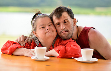 Mann und Frau mit Downsyndrom