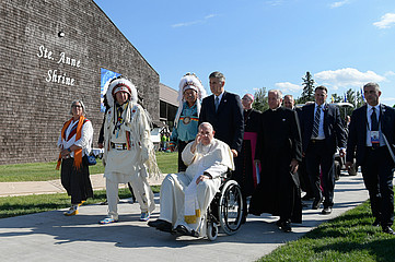 Papst Franziskus nimmt mit Vertretern der First Nations an einer Pilgerfahrt teil am Lac Sainte Anne (Kanada) am 26. Juli 2022.