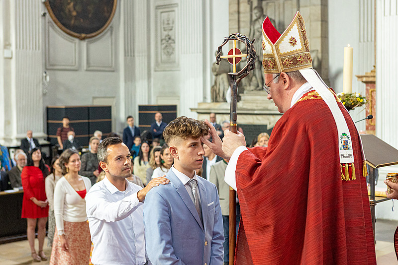 Bischof spendet Jugendlichem das Sakrament der Firmung