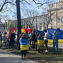 Fast alle Demonstranten tragen die ukrainische Flagge. 
