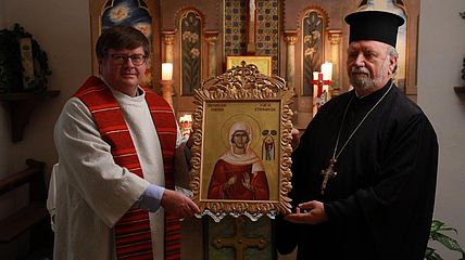 Pfarrer Josef Steinberger und Erzpriester des ökumenischen Patriarchats Apostolos Malamoussis mit einer Ikone der heiligen Corona.