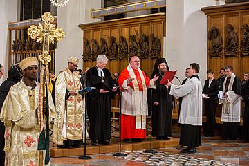 Kardinal Marx, Heinrich Bedford-Strohm, Ratsvorsitzender der Evangelischen Kirche Deutschlands, und Vertreter orthodoxer Christen beten gemeinsam.