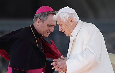 Erzbischof Gänswein und Benedikt XVI. im Jahr 2013.