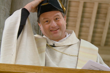 Pfarrer Rainer Maria Schießler mit Faschingskappe