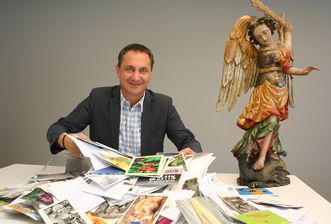 Stefan Eß liest die Münchner Kirchenzeitung