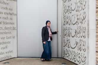 Gönül Yerli vor dem islamischen Zentrum in Penzberg