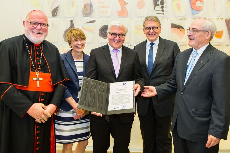 Als erster Politiker wurde Steinmeier mit dem Ökumenischen Preis der Katholischen Akademie in Bayern ausgezeichnet.